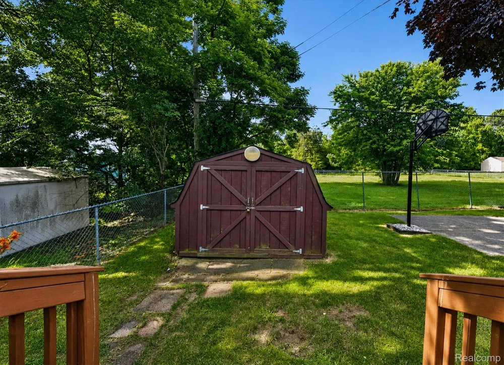 2721 Edgefield Drive Waterford Charter Township, MI 48328
