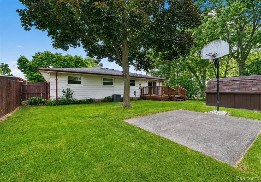 2721 Edgefield Drive Waterford Charter Township, MI 48328