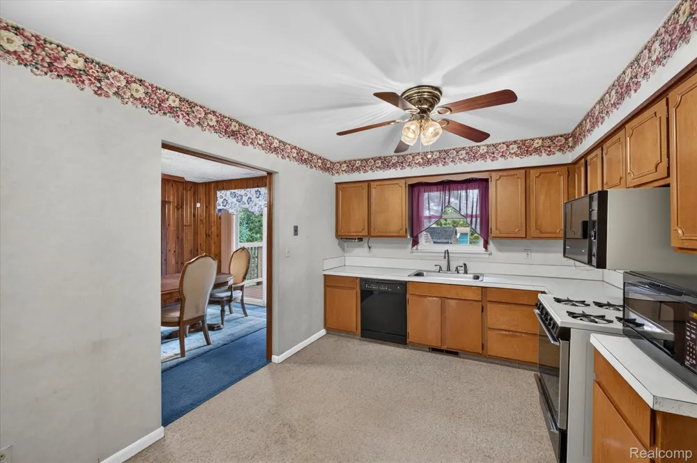 2721 Edgefield Drive Waterford Charter Township, MI 48328