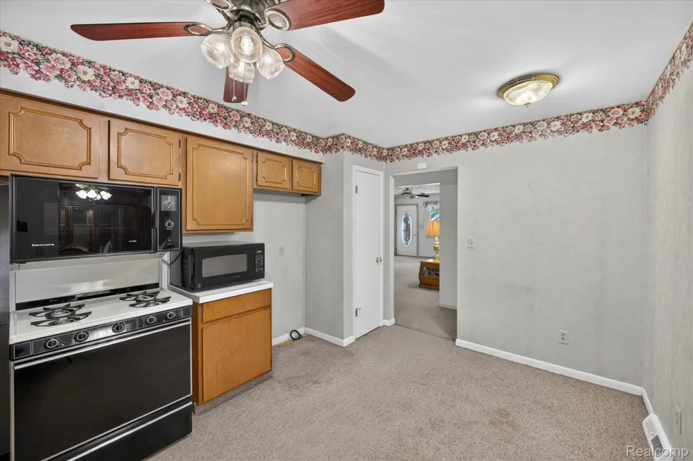 2721 Edgefield Drive Waterford Charter Township, MI 48328