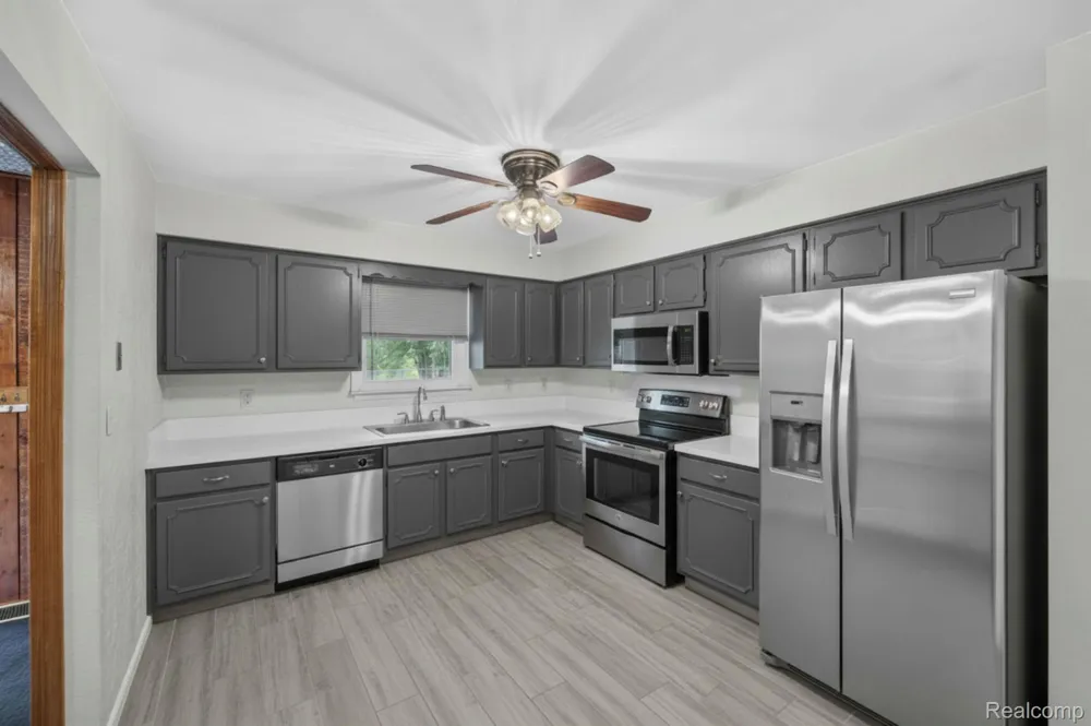 2721 Edgefield Drive Waterford Charter Township, MI 48328