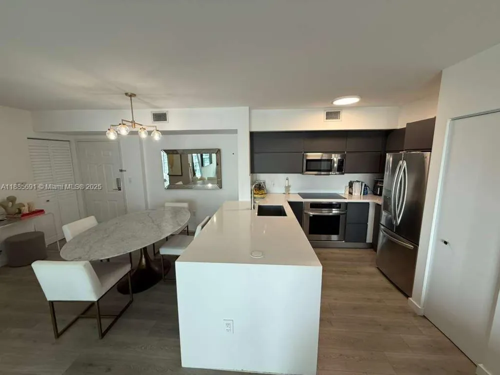 1155 Brickell Bay Dr #1408 Miami, FL 33131