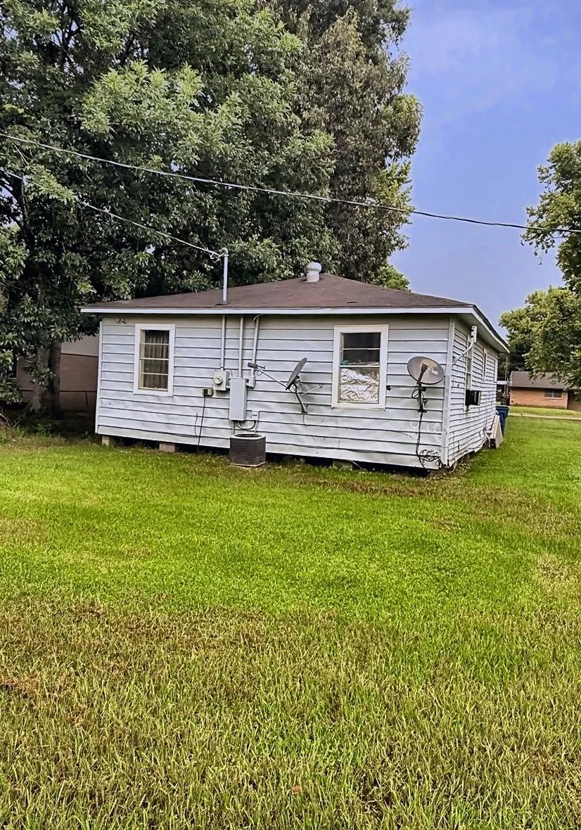 101 Elm Street Daisetta, TX 77533