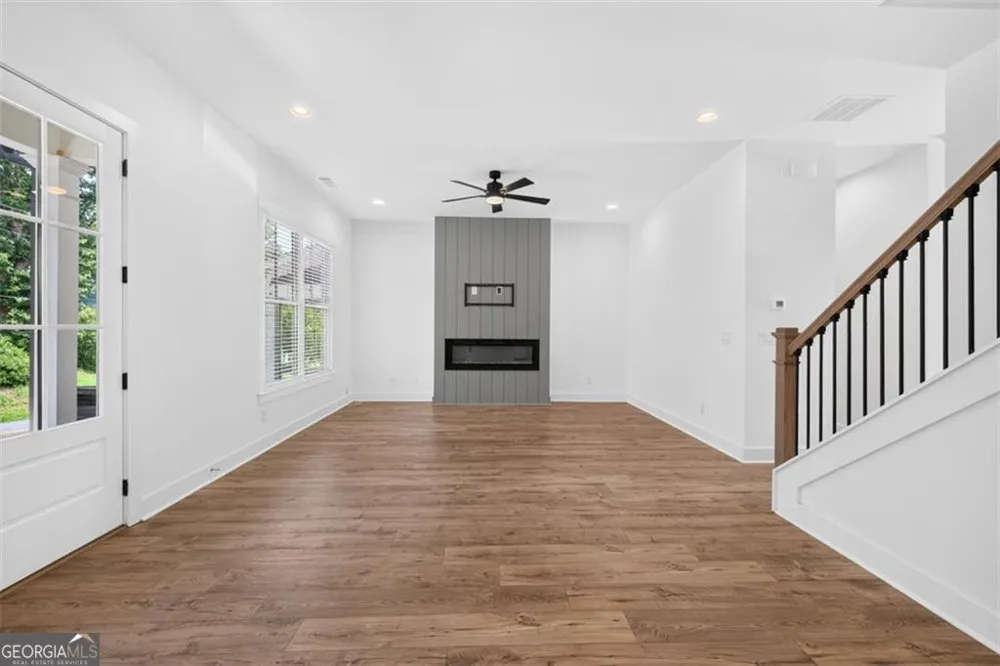 5619 Pine ST Flowery Branch, GA 30542