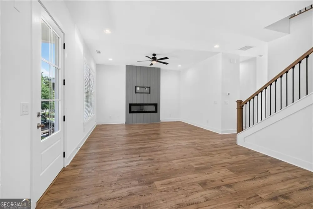 5619 Pine ST Flowery Branch, GA 30542