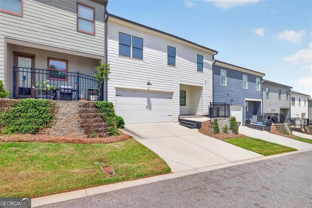 5619 Pine ST Flowery Branch, GA 30542