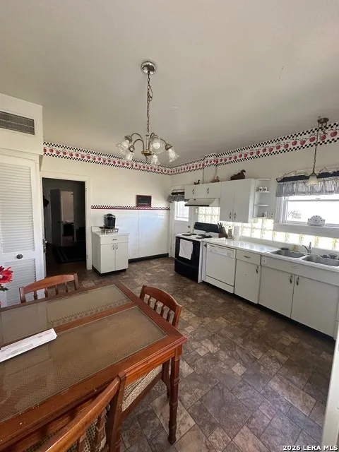 844 Laurel Uvalde, TX 78801