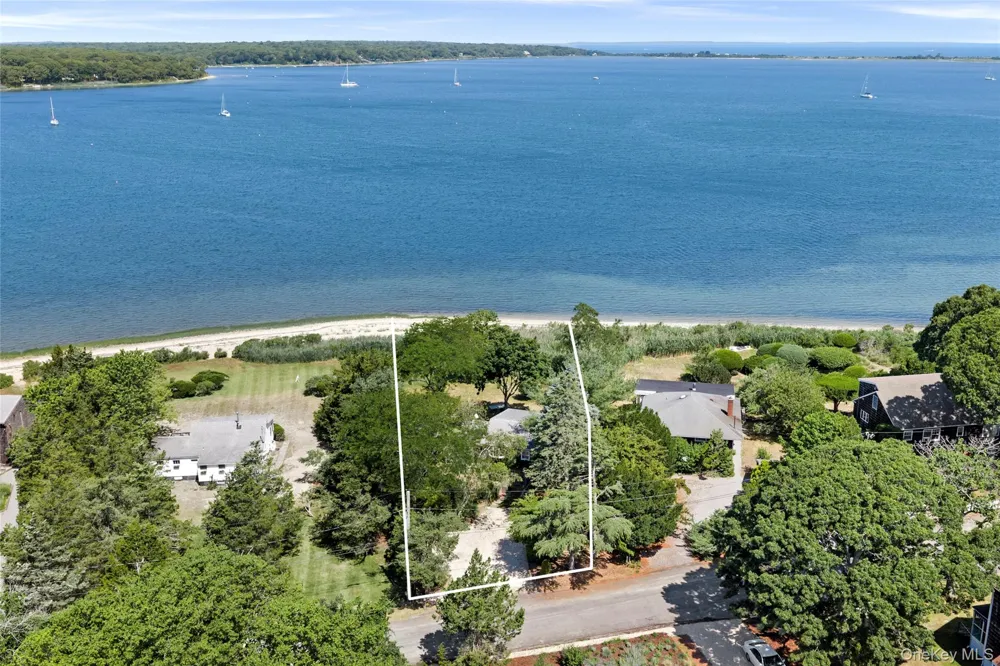 21 Breeze Hill Road East Hampton, NY 11937