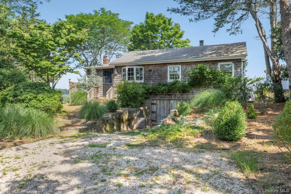 21 Breeze Hill Road East Hampton, NY 11937