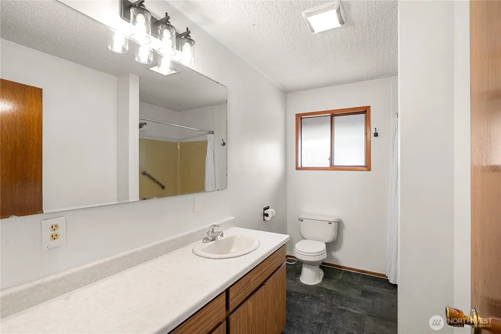 236 E Woodhill Avenue Westport, WA 98595