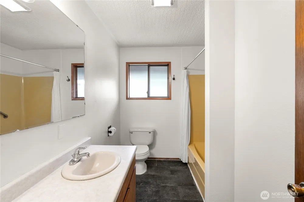 236 E Woodhill Avenue Westport, WA 98595