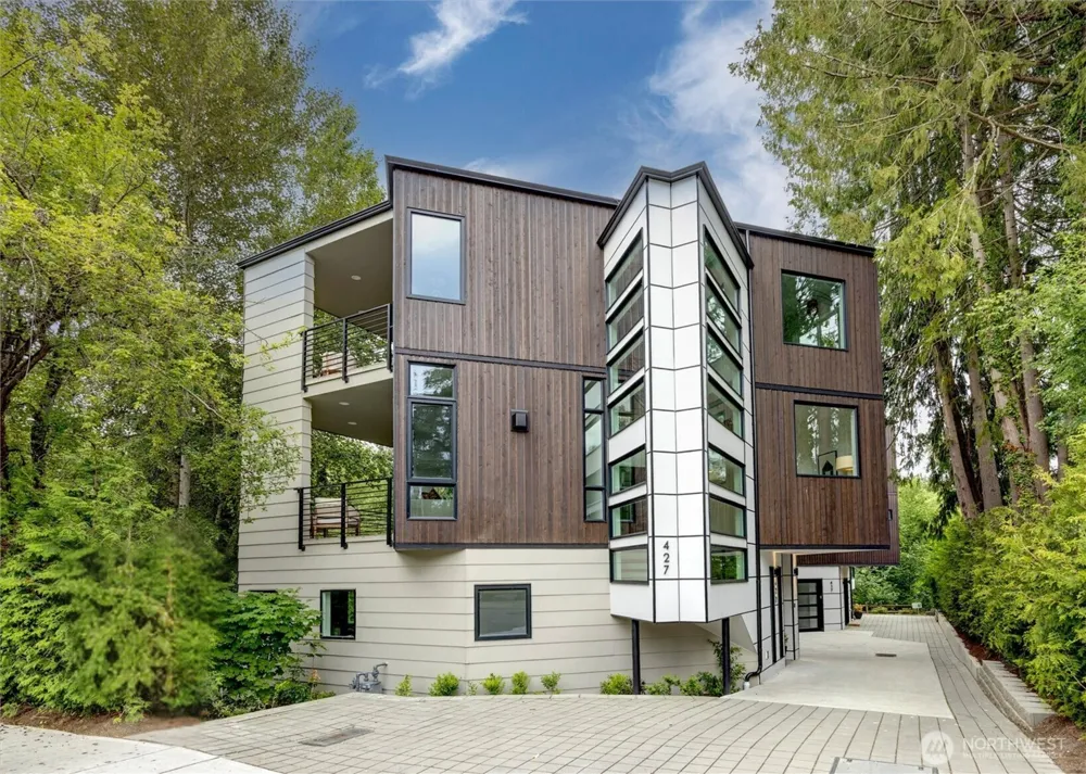 427 102nd Avenue SE Bellevue, WA 98004