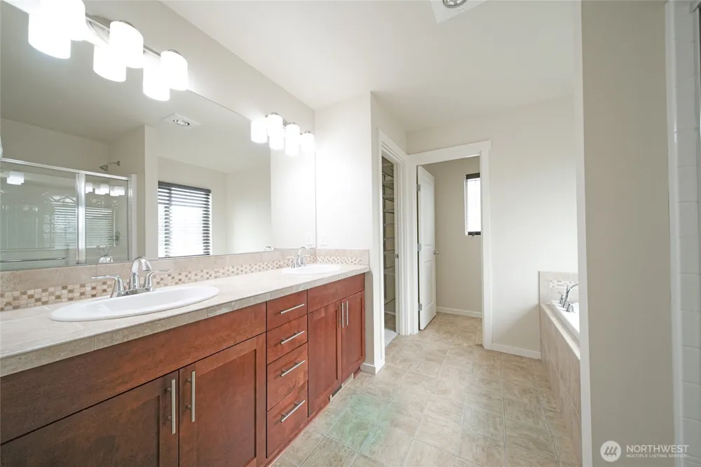 4241 R STREET NE Auburn, WA 98002
