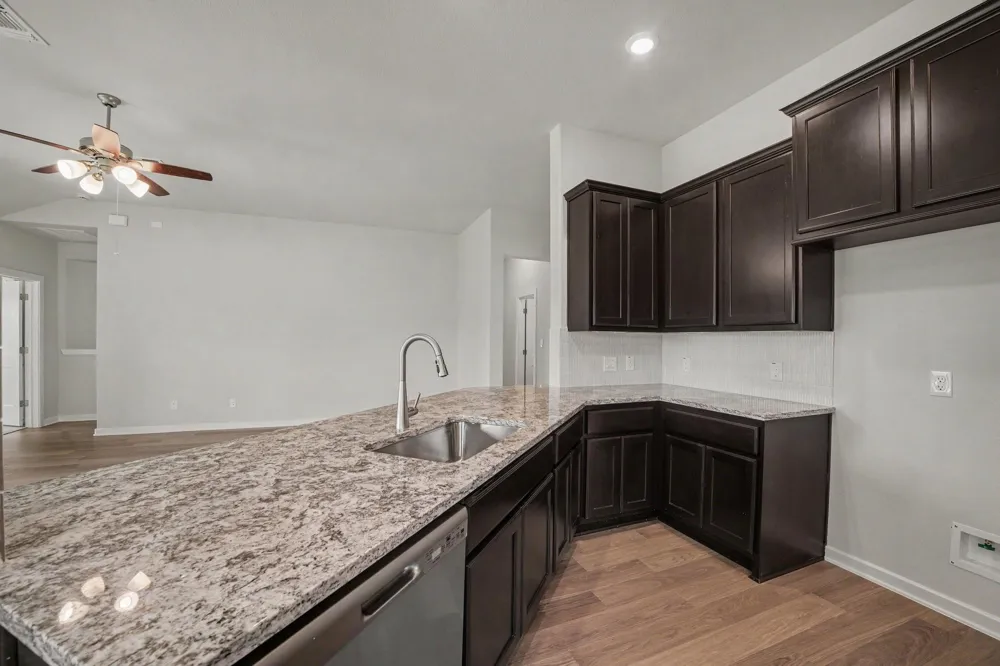 229 Crestview Drive West Columbia, TX 77486