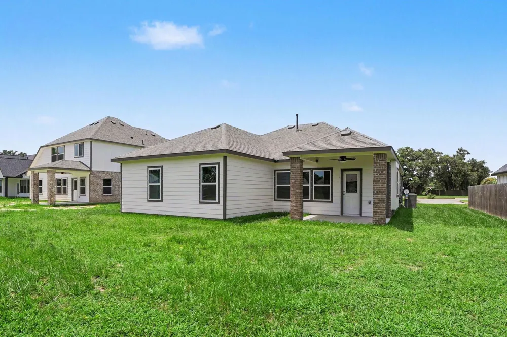 229 Crestview Drive West Columbia, TX 77486