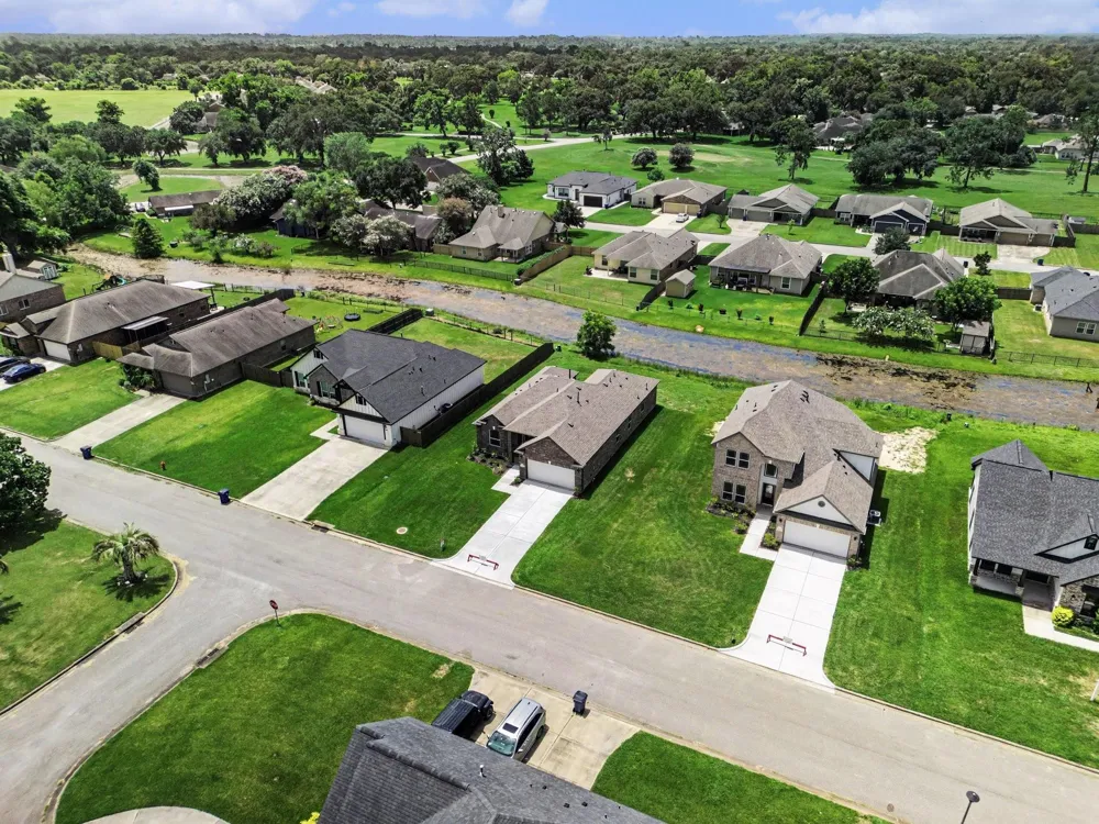 229 Crestview Drive West Columbia, TX 77486