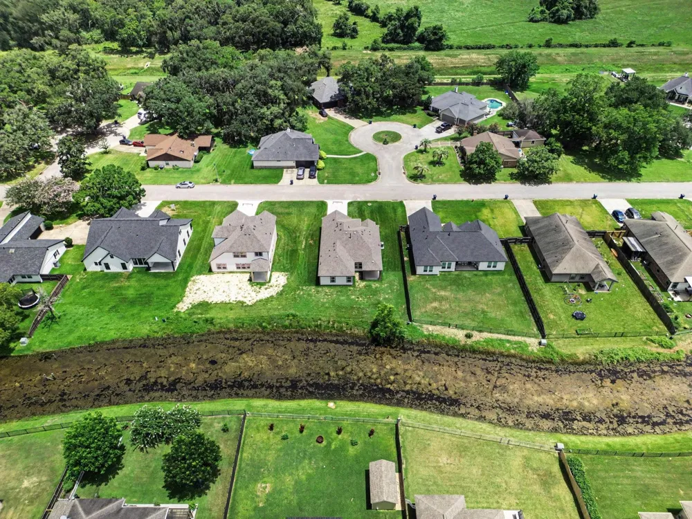 229 Crestview Drive West Columbia, TX 77486