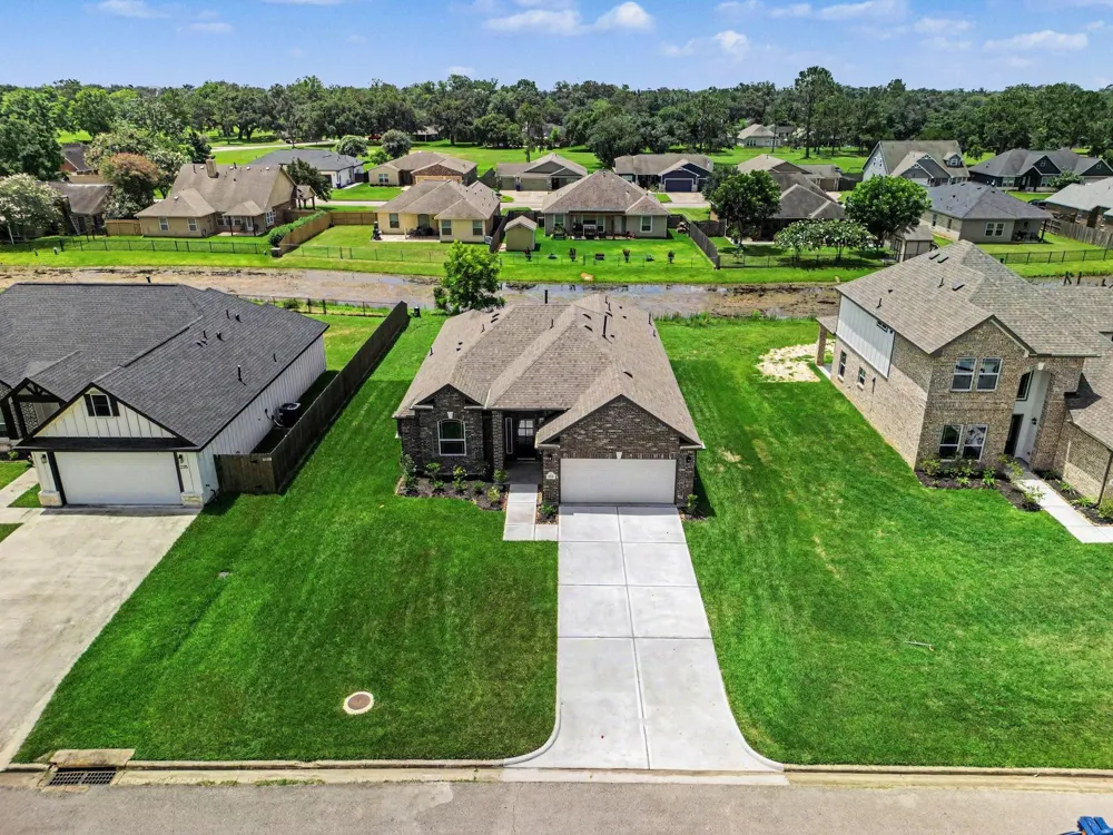 229 Crestview Drive West Columbia, TX 77486
