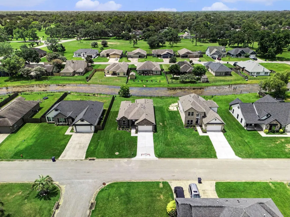 229 Crestview Drive West Columbia, TX 77486