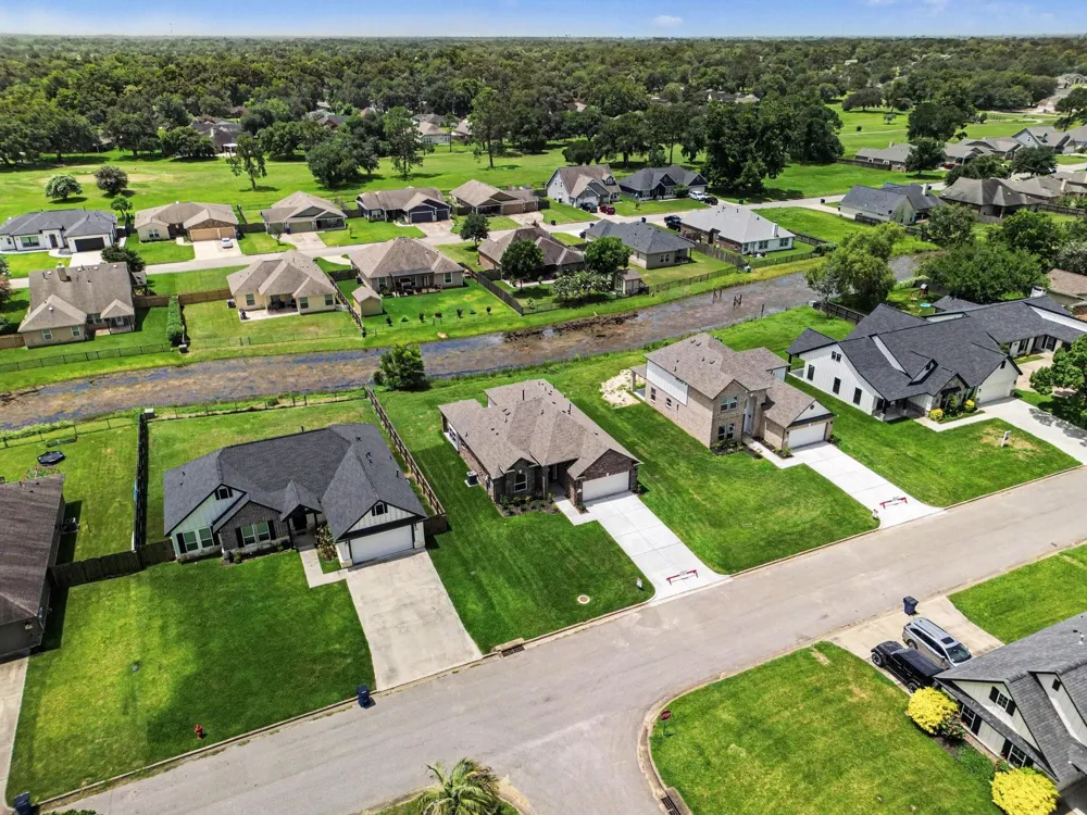 229 Crestview Drive West Columbia, TX 77486