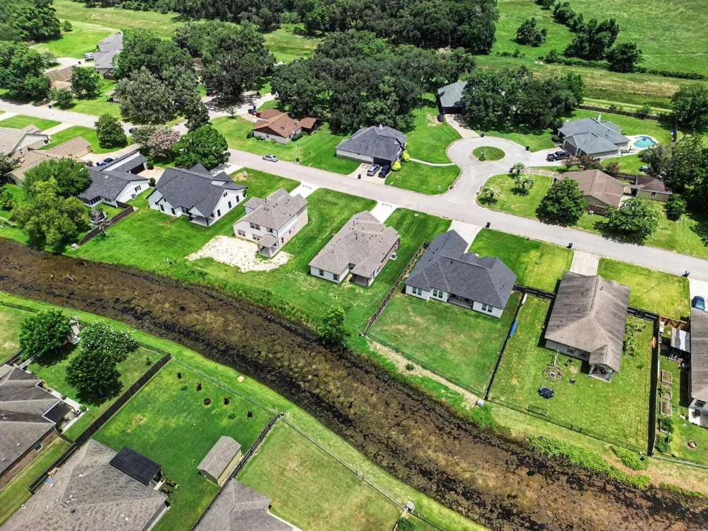 229 Crestview Drive West Columbia, TX 77486