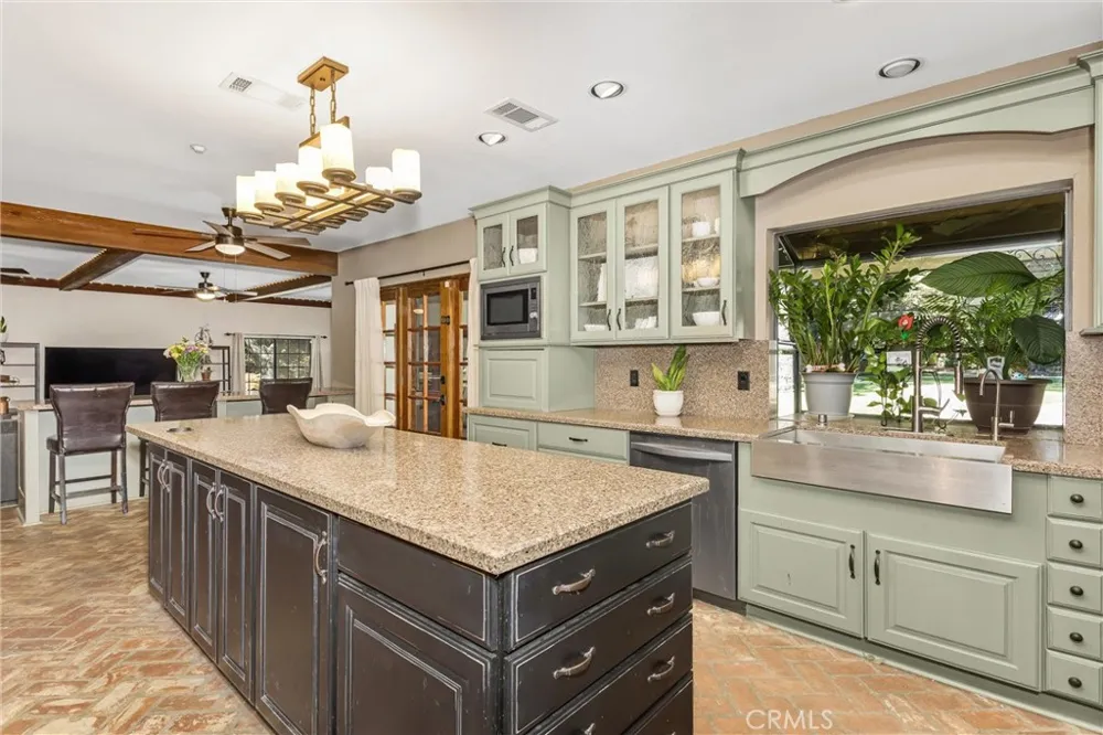 13515 Oak Mountain Yucaipa, CA 92399