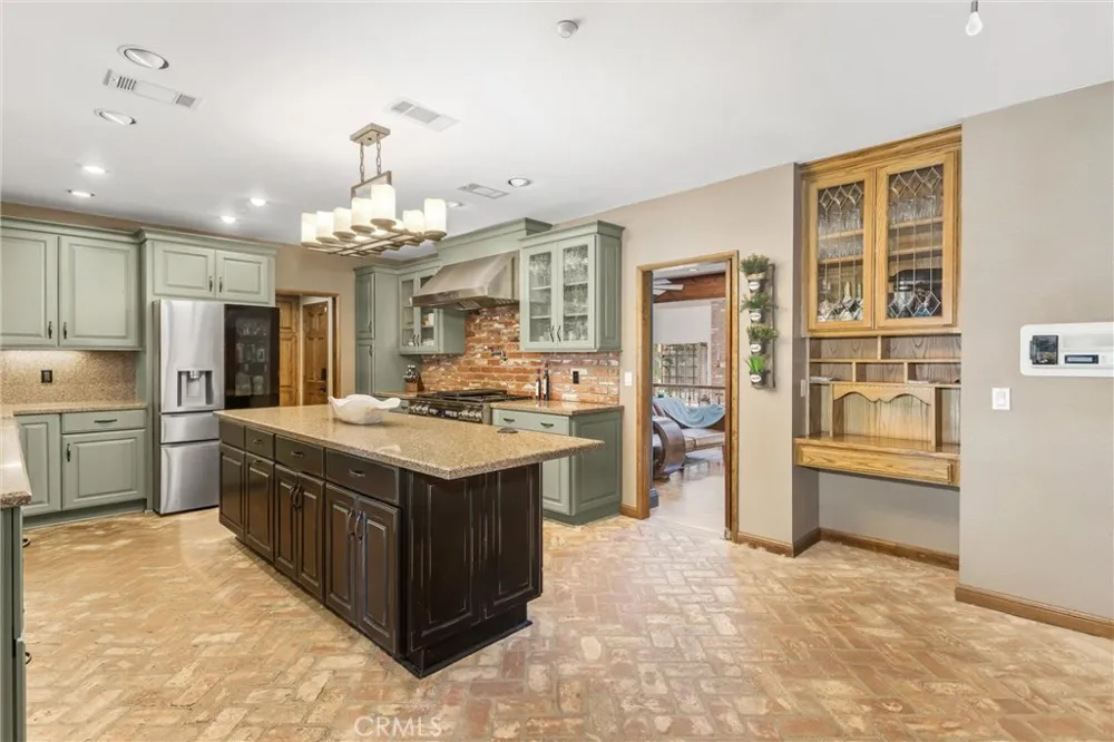 13515 Oak Mountain Yucaipa, CA 92399