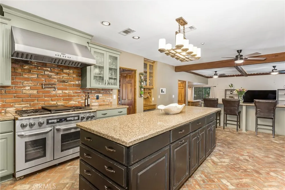13515 Oak Mountain Yucaipa, CA 92399