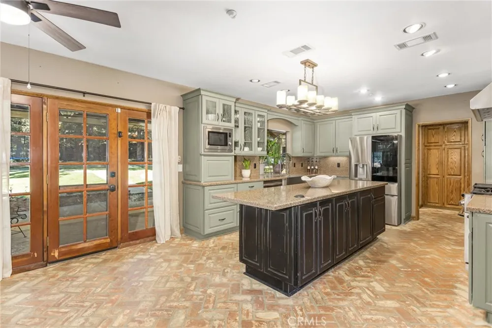 13515 Oak Mountain Yucaipa, CA 92399