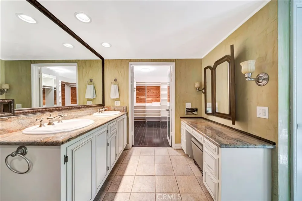 5441 Calvin Avenue Tarzana, CA 91356
