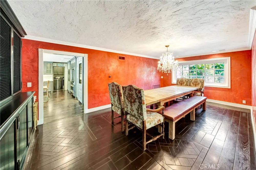 5441 Calvin Avenue Tarzana, CA 91356