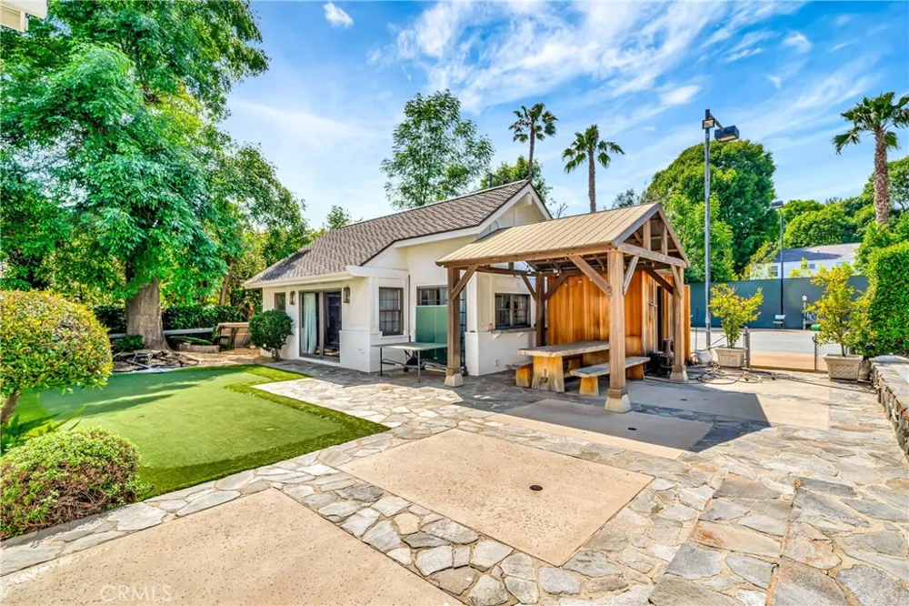 5441 Calvin Avenue Tarzana, CA 91356