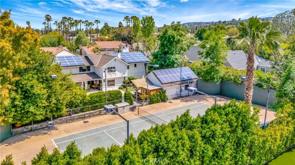 5441 Calvin Avenue Tarzana, CA 91356