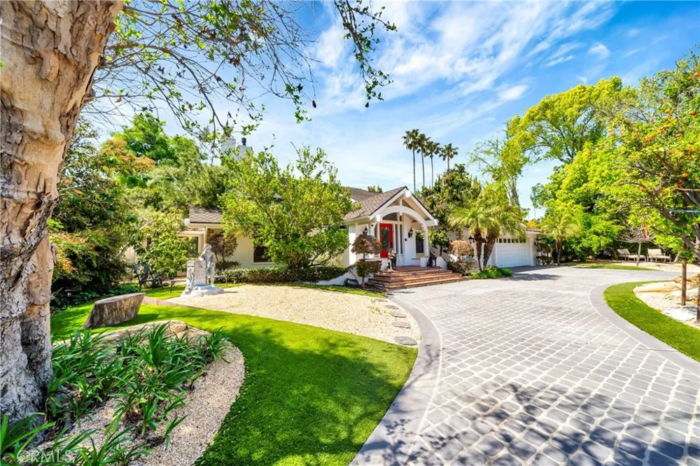 5441 Calvin Avenue Tarzana, CA 91356