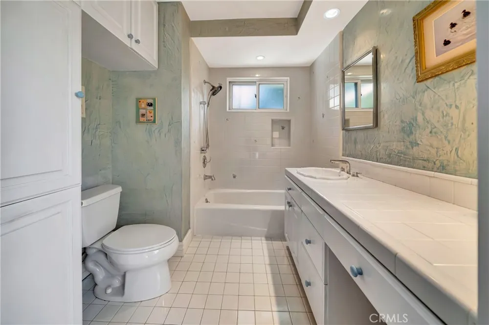 5441 Calvin Avenue Tarzana, CA 91356