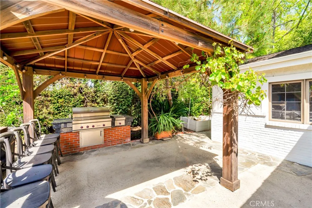5441 Calvin Avenue Tarzana, CA 91356