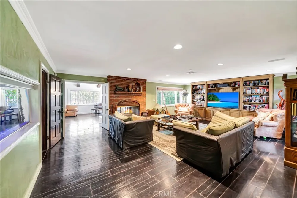 5441 Calvin Avenue Tarzana, CA 91356