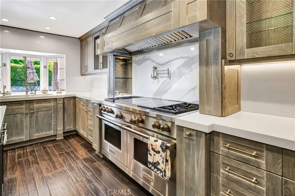 5441 Calvin Avenue Tarzana, CA 91356