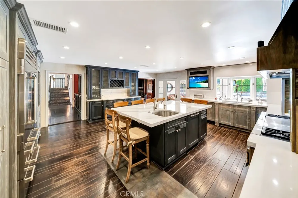 5441 Calvin Avenue Tarzana, CA 91356