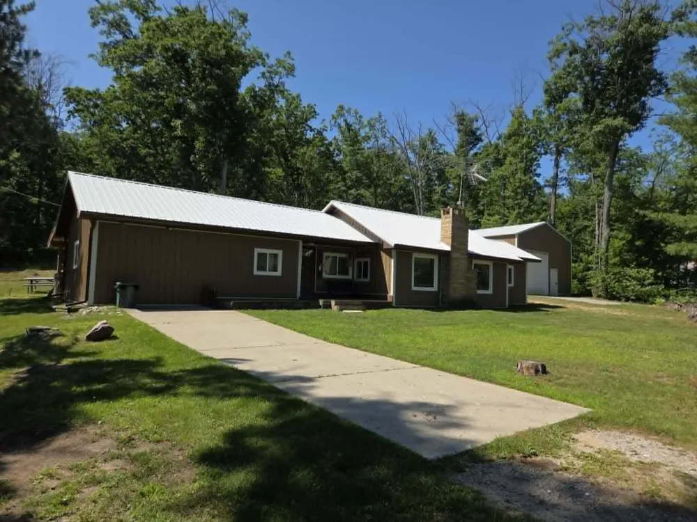 1799 W Sunset Drive Roscommon, MI 48653