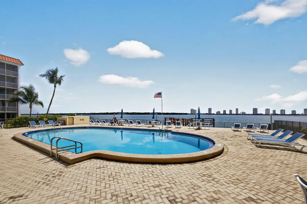 100 Paradise Harbour Boulevard #307 North Palm Beach, FL 33408