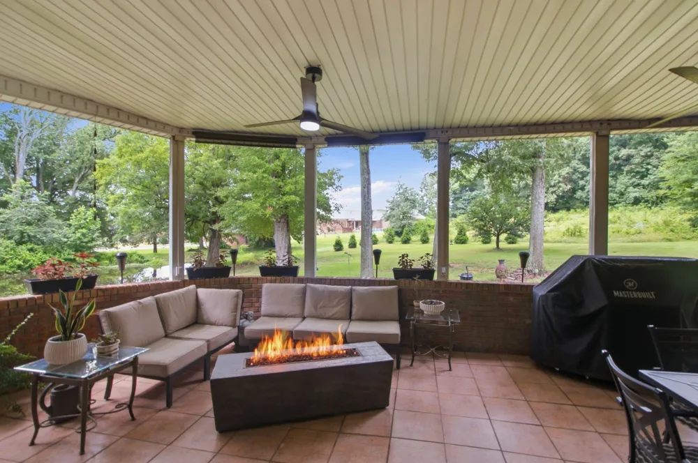 1305 Oakbrook Dr Paris, TN 38242