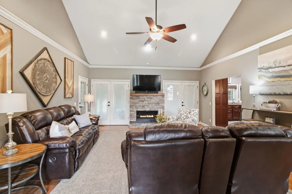 1305 Oakbrook Dr Paris, TN 38242