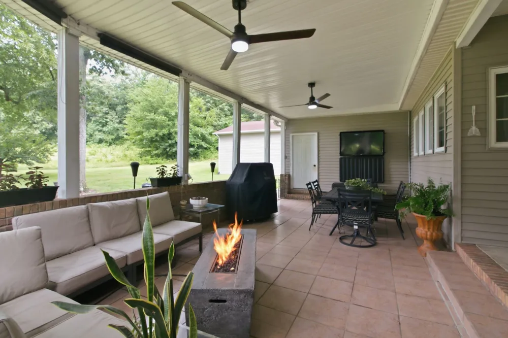 1305 Oakbrook Dr Paris, TN 38242