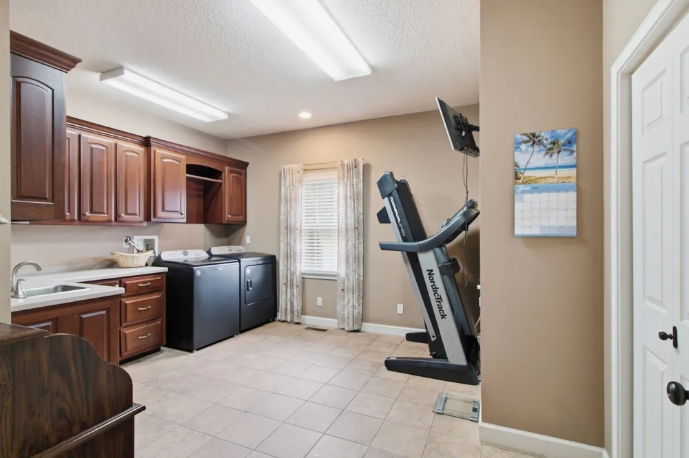 1305 Oakbrook Dr Paris, TN 38242