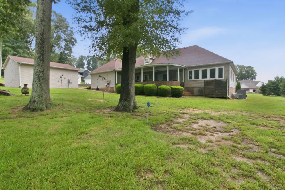1305 Oakbrook Dr Paris, TN 38242