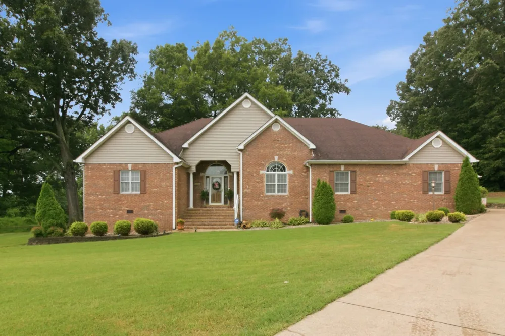 1305 Oakbrook Dr Paris, TN 38242