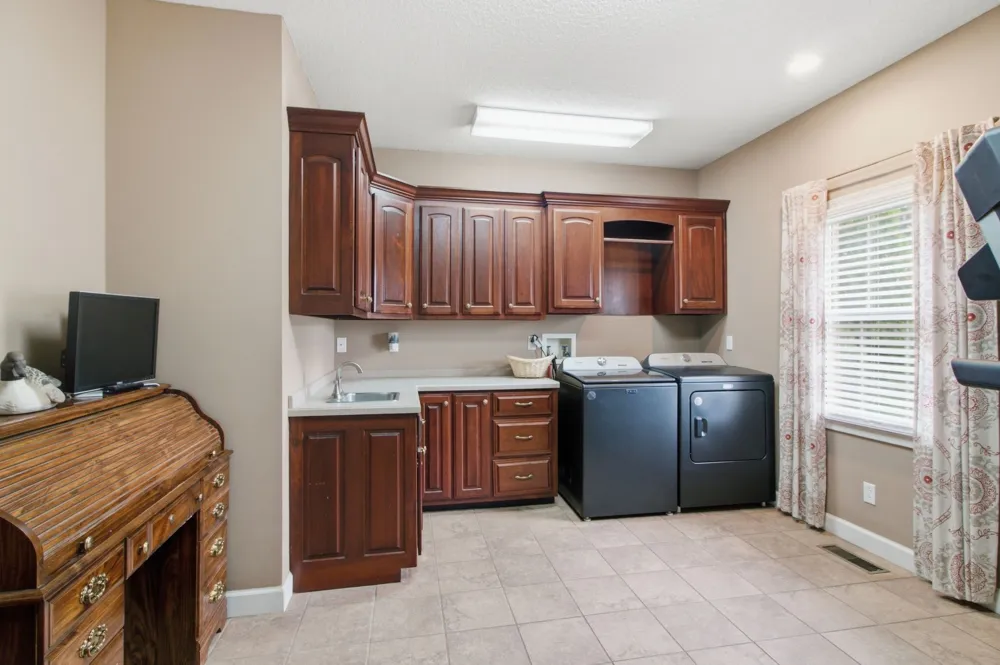 1305 Oakbrook Dr Paris, TN 38242