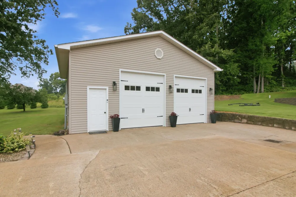 1305 Oakbrook Dr Paris, TN 38242