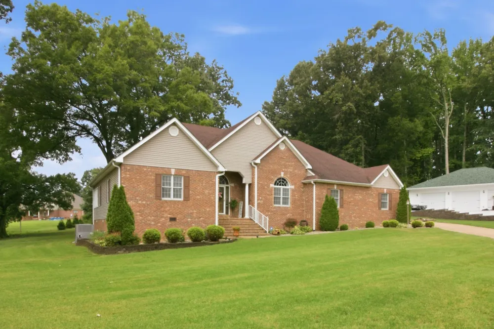 1305 Oakbrook Dr Paris, TN 38242